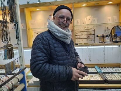 Doron Cohen in his jewelry store in the Israeli city of Safed, this Thursday.