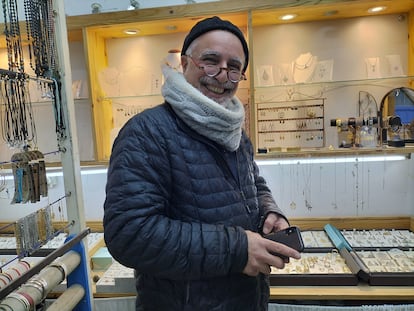 Doron Cohen, en su tienda de joyas en la ciudad israelí de Safed, el jueves.