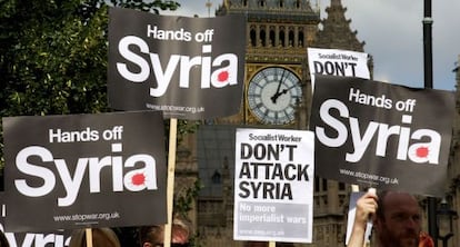 Pancartas contra la guerra a Siria frente al Parlamento Brit&aacute;nico el 29 de agosto.