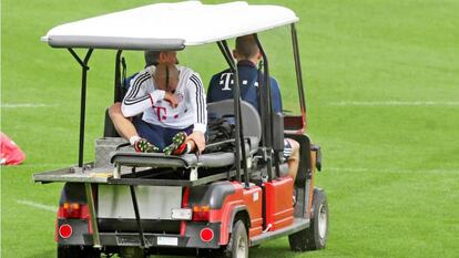 Vidal se retira en camilla tras lesionarse la rodilla en la práctica.