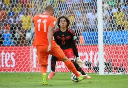 Robben, em frente ao goleiro mexicano Ochoa.