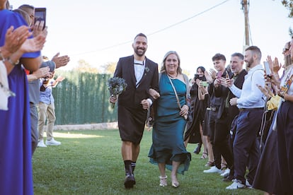 Mi señora madre, Paloma, orgullosa de llevar a su hijo al altar.