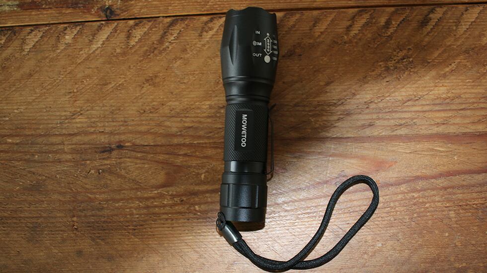 La linterna LED Mowetoo posee luz ultravioleta.