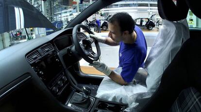 Un empleado del grupo Volkswagen en la planta de Wolfsburgo (Alemania).