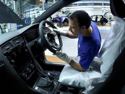 Un empleado del grupo Volkswagen en la planta de Wolfsburgo (Alemania).