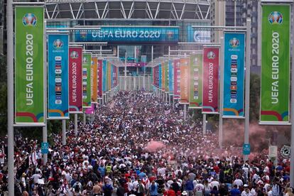 Miles de aficionados en los alrededores del estadio de Wembley en Londres, horas antes de la final de la Eurocopa.
