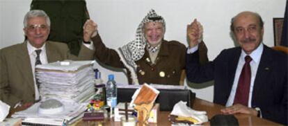 Yasir Arafat, en el centro, junto a Abu Mazen, a la derecha, y el Omar Suleimán, ayer en Ramala.

 / ASSOCIATED PRESS