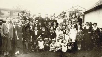 Retrato de la boda de Zismu y Necha Reich, celebrada en 1937 en Polonia. De las 64 personas que aparecen, 54 fueron asesinadas durante el Holocausto.