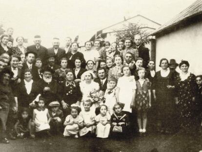 Retrato de la boda de Zismu y Necha Reich, celebrada en 1937 en Polonia. De las 64 personas que aparecen, 54 fueron asesinadas durante el Holocausto.