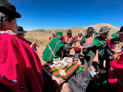 Autoridades originarias celebran la fiesta del 3 de Mayo en el cerro Quenallata, el año pasado. 