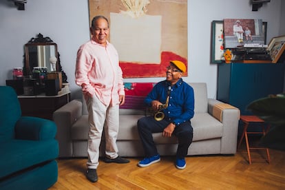 El violinista Reynaldo Maceo y el saxofonista y compositor Román Filiú, en el salón de la casa del segundo, en el madrileño barrio de Chueca 
