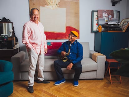 El violinista Reynaldo Maceo y el saxofonista y compositor Román Filiú, en el salón de la casa del segundo, en el madrileño barrio de Chueca