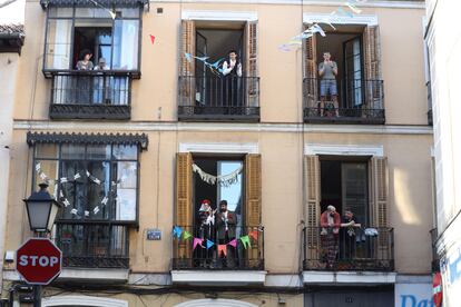 El barrio de Malasaña lleno de color con banderines, farolillos y todo tipo de objetos de decoración, en las fiestas del 2 de Mayo de 2020, en plena crisis del coronavirus.