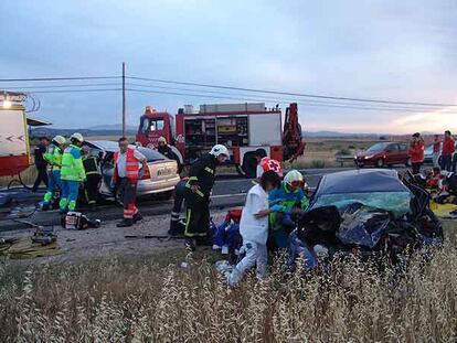 Trabajadores de los servicios de emergencias atienden a las víctimas poco después del accidente.