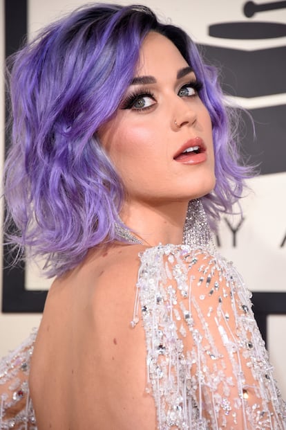 Melenita violeta (después actuó con melena negra sobre el escenario) y maquillaje marcado en los ojos para Katy Perry, que el próximo lunes 16 de febrero actuará en Barcelona.