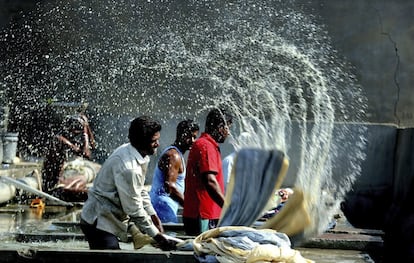 Trabajadores indios golpean y enjuagan la ropa en la lavandería pública de Dhobi Ghat, en Bhopal (India).