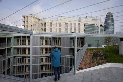 Edificio Illa Glòries de viviendas de alquiler público en la plaza de les Glòries de Barcelona, construido por el Ayuntamiento.