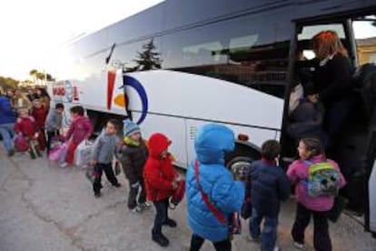 Las madres del Colegio de Montserrat (Valencia) que elaboraron un calendario erótico para poder pagar el transporte escolar de sus hijos esperan que los niños suban al microbús que han conseguido fletar, durante tres meses, gracias al dinero recaudado con las ventas del calendario.