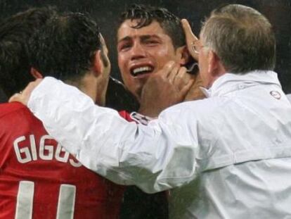 Ronaldo abraza emocionado a Ferguson y a Giggs tras ganar la final de la Liga de Campeones ante el Chelsea en 2008.