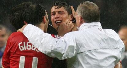 Ronaldo abraza emocionado a Ferguson y a Giggs tras ganar la final de la Liga de Campeones ante el Chelsea en 2008.