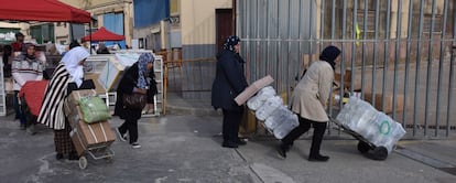 Las porteadoras aprovechan la ausencia de aduana comercial en Ceuta para pasar a Marruecos mercancías en una actividad comercial singular e ilegal.