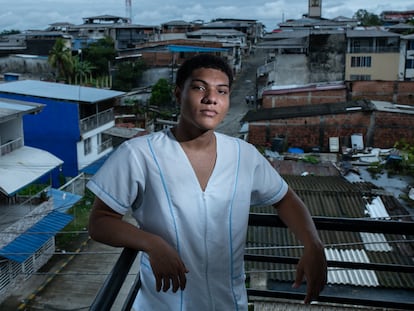 Diego Fernando Mosquera, en la terraza del apartaestudio en el que vive con su hermana, en Buenaventura, el 11 de noviembre del 2023.