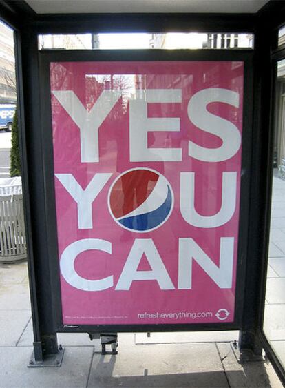 Un cartel con publicidad de Pepsi en una parada de autobús en Washington