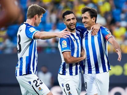 Oyarzabal, Merino y Sorloth celebran un gol de la Real ante el Cádiz el pasado domingo.