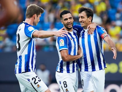 Oyarzabal, Merino y Sorloth celebran un gol de la Real ante el Cádiz el pasado domingo.