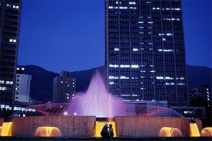 La plaza de Venezuela, en Caracas, con su gran fuente iluminada, es una de las paradas en una ruta por el cercano Jardn Botnico y la Universidad Central.