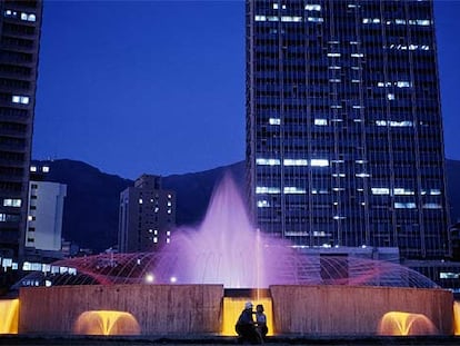 La plaza de Venezuela, en Caracas, con su gran fuente iluminada, es una de las paradas en una ruta por el cercano Jardín Botánico y la Universidad Central.