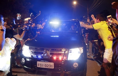 Manifestantes fazem festa enquanto o carro que leva Lula chega à sede da PF em São Paulo. Em vários bairros nobres de São Paulo houve panelaços.