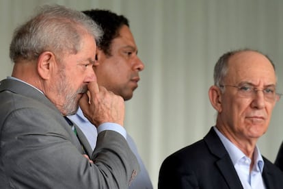 O ex-presidente Lula, ao lado do ex-ministro Orlando Silva e do presidente Ruy Falcão, presidente do PT, acompanham Dilma Rousseff após o impeachment, no Palácio do Alvorada. 