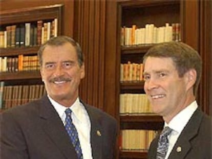 Fox saluda al líder del Senado de EEUU, Bill Frist, antes de la reunión.