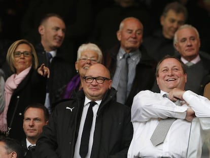 O proprietário do Newcastle, Mike Ashley (à direita), com o presidente do clube, Lê Charnley.