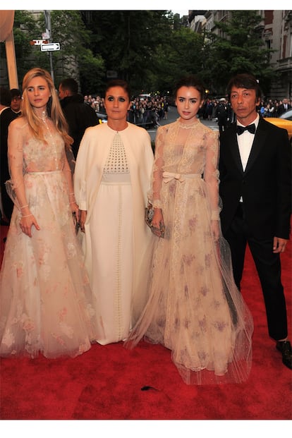 Aunque tampoco quisieron faltar a la cita los actuales directores creativos de Valentino, Maria Grazia Chiuri y Pierpaolo Piccioli, que posaron junto a Brit Marling y Lily Collins, ambas vestidas de la firma.