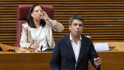 El presidente de la Generalitat, Carlos Mazón, y Llanos Massó, presidenta de las Cortes valencianas, este jueves en el pleno de Les Corts.