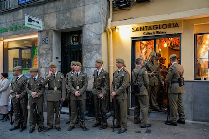 Miembros del Ejército de Tierra esperan en una cafetería próxima a Atocha antes del desfile.