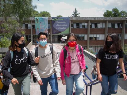 Un grupo de alumnos camina por uno de los puentes de la Facultad de Contaduría y Administración de la UNAM.