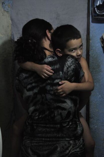 Jeans Pupo, abrazado a su madre.
