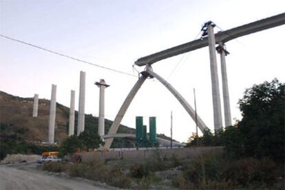 El viaducto en obras, con los restos del desplome de la plataforma.