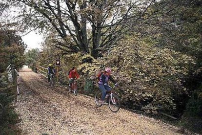 Ciclistas en la Vía Verde del Ferrocarril Minero en la sierra de la Demanda, en la provincia de Burgos.