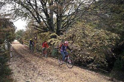 Ciclistas en la Vía Verde del Ferrocarril Minero en la sierra de la Demanda, en la provincia de Burgos.