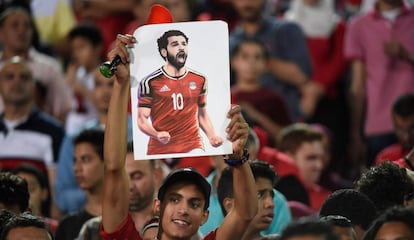 Torcedor egípcio ergue desenho de Salah em jogo da seleção.