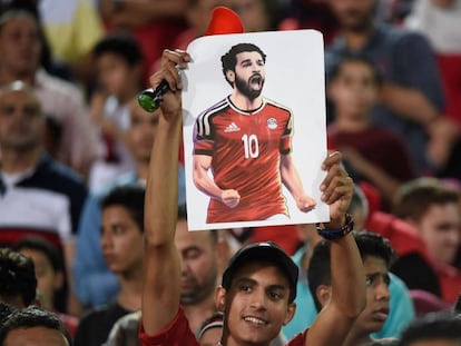 Torcedor egípcio ergue desenho de Salah em jogo da seleção.