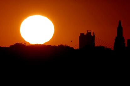 The sun sets beyond the downtown skyline of Kansas City, Mo., as the autumnal equinox marks the first day of fall Sunday, Sept. 22, 2013. During the equinox, the Earth’s axis and its orbit line up so that both hemispheres get an equal amount of sunlight.