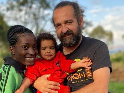 El veterinario Luis flores Girón con su familia en República Democrática del Congo.