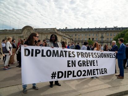 Diplomáticos franceses sostienen una pancarta que reza "Diplomáticos profesionales en huelga", durante una protesta este jueves en París, cerca de la sede del Ministerio de Exteriores.