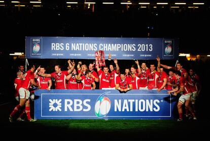 Los jugadores de Gales celebran su triunfo en el torneo Seis Naciones tras derrotar a Inglaterra por 30-3 en el estadio Milleniun en Cardiff.