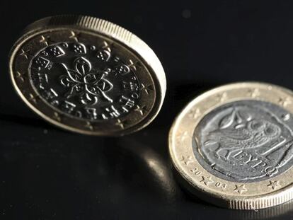 Una imagen muestra dos monedas de euro, una con el sello portugu&eacute;s (izquierda) y otra con el sello griego (derecha).